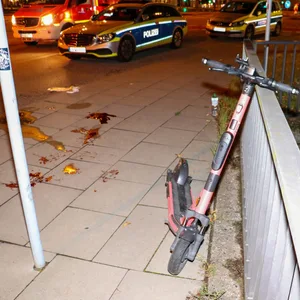 Blutlachen auf dem Sievekingplatz: In der Hamburger Neustadt stürzten zwei Männer mit einem E-Scooter.