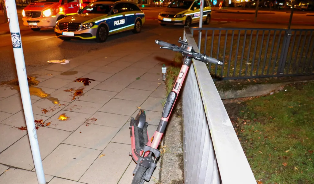 Blutlachen auf dem Sievekingplatz: In der Hamburger Neustadt stürzten zwei Männer mit einem E-Scooter.