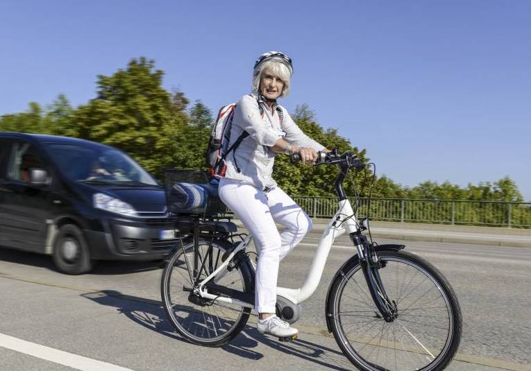 Seniorin auf dem Fahrrad (Symbolbild).