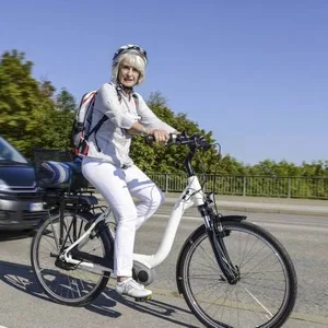 Seniorin auf dem Fahrrad (Symbolbild).