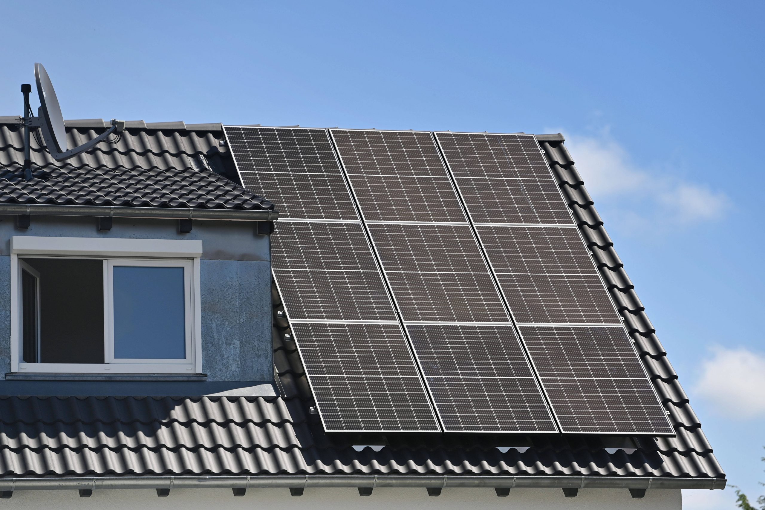 Solarzellen auf einem Wohnhaus (Symbolbild).