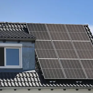 Solarzellen auf einem Wohnhaus (Symbolbild).