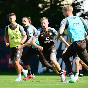 Auf dem Weg zurück: Sebastian Ohlsson (M.) macht im Training einen guten Eindruck, hat allerdings seit März kein Spiel bestritten.