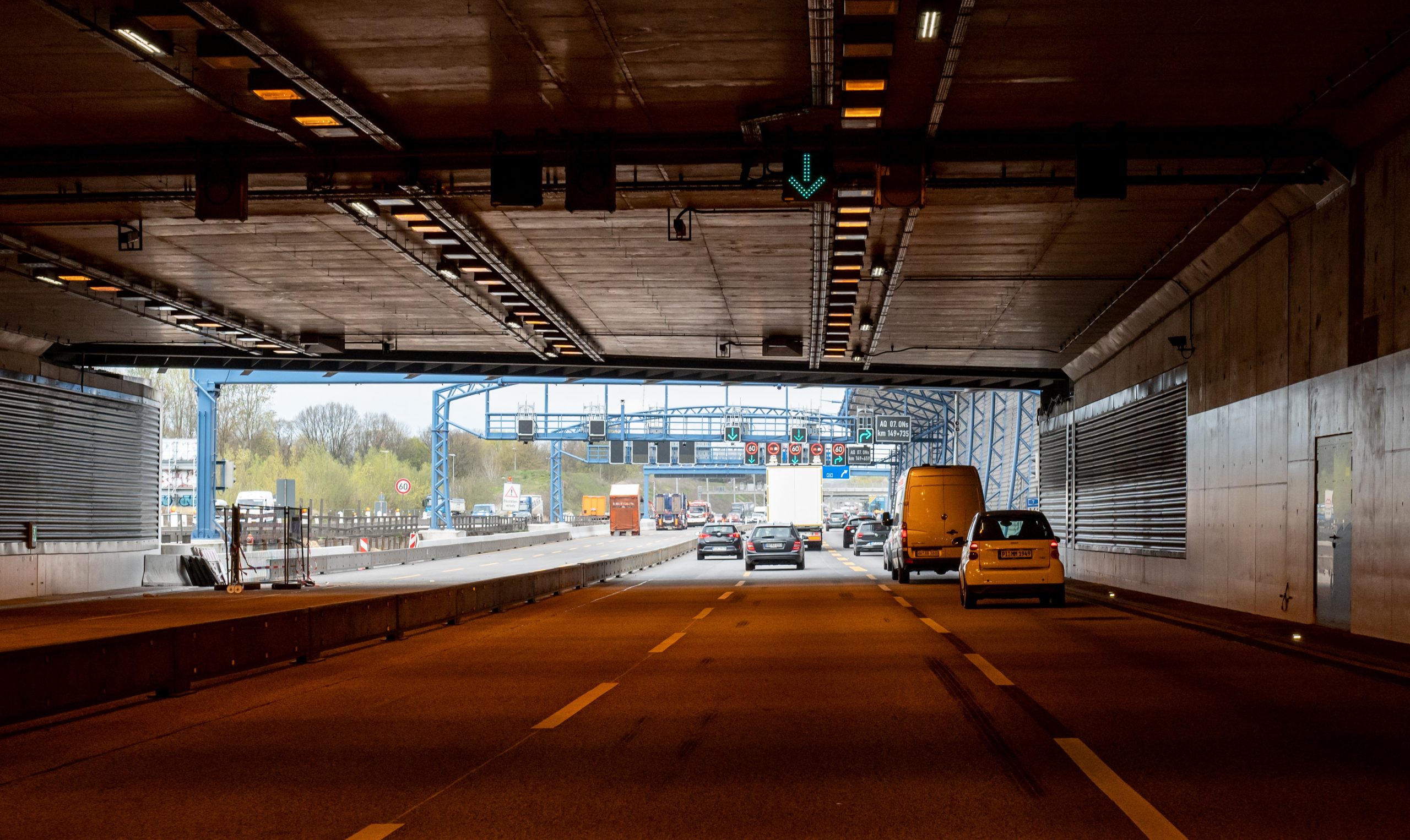 Der Lärmschutztunnel Stellingen über die Autobahn 7 in Hamburg.