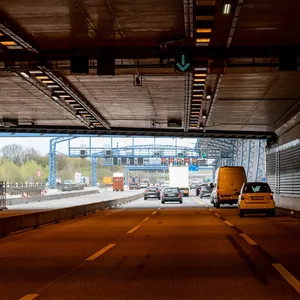 Der Lärmschutztunnel Stellingen über die Autobahn 7 in Hamburg.