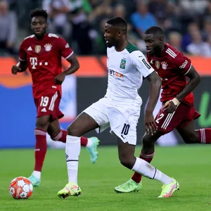 Marcus Thuram (M.) wurde von Dayot Upamecano zweimal elfmeterreif zu Fall gebracht.