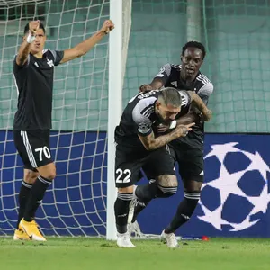 Die Spieler von Sheriff Tiraspol feiern das zweite Tor beim 3:0 gegen Dinamo Zagreb.