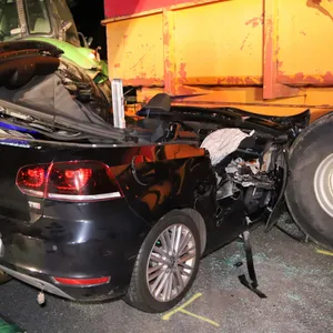 Cabrio unter Anhänger