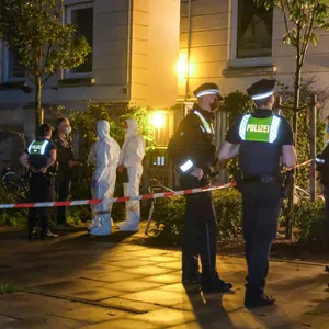 Polizisten vor dem Fundort der Leiche in Hamburg-St. Georg.