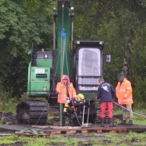 Ein Feuerwehrtaucher begibt sich ins Wasser, um sich die Bombe anzuschauen.