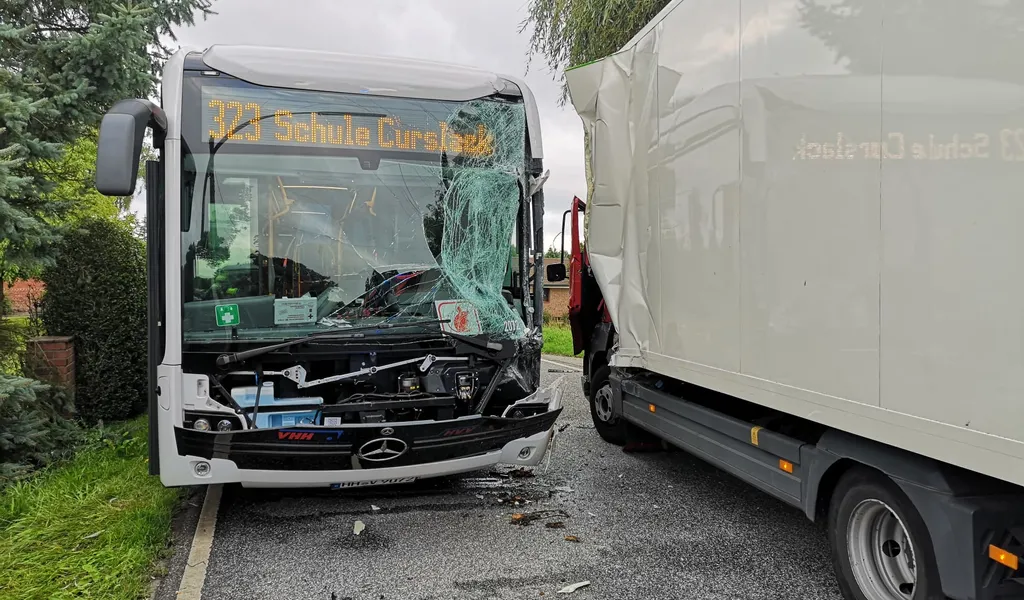 Beide Fahrzeuge, Bus und Laster, wurden bei dem Unfall stark beschädigt.