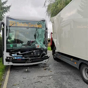 Beide Fahrzeuge, Bus und Laster, wurden bei dem Unfall stark beschädigt.
