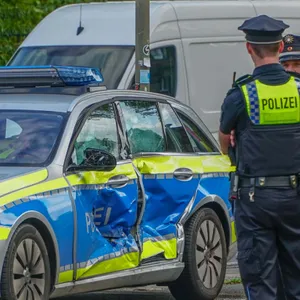 Bei dem Crash wurde ein Streifenwagen beschädigt. (Symbolfoto)