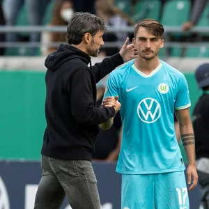 Wolfsburgs neuer Trainer Mark van Bommel (l., mit Maximilian Philipp) wechselte einmal zu oft.
