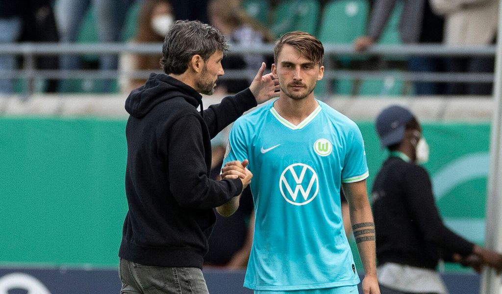 Wolfsburgs neuer Trainer Mark van Bommel (l., mit Maximilian Philipp) wechselte einmal zu oft.
