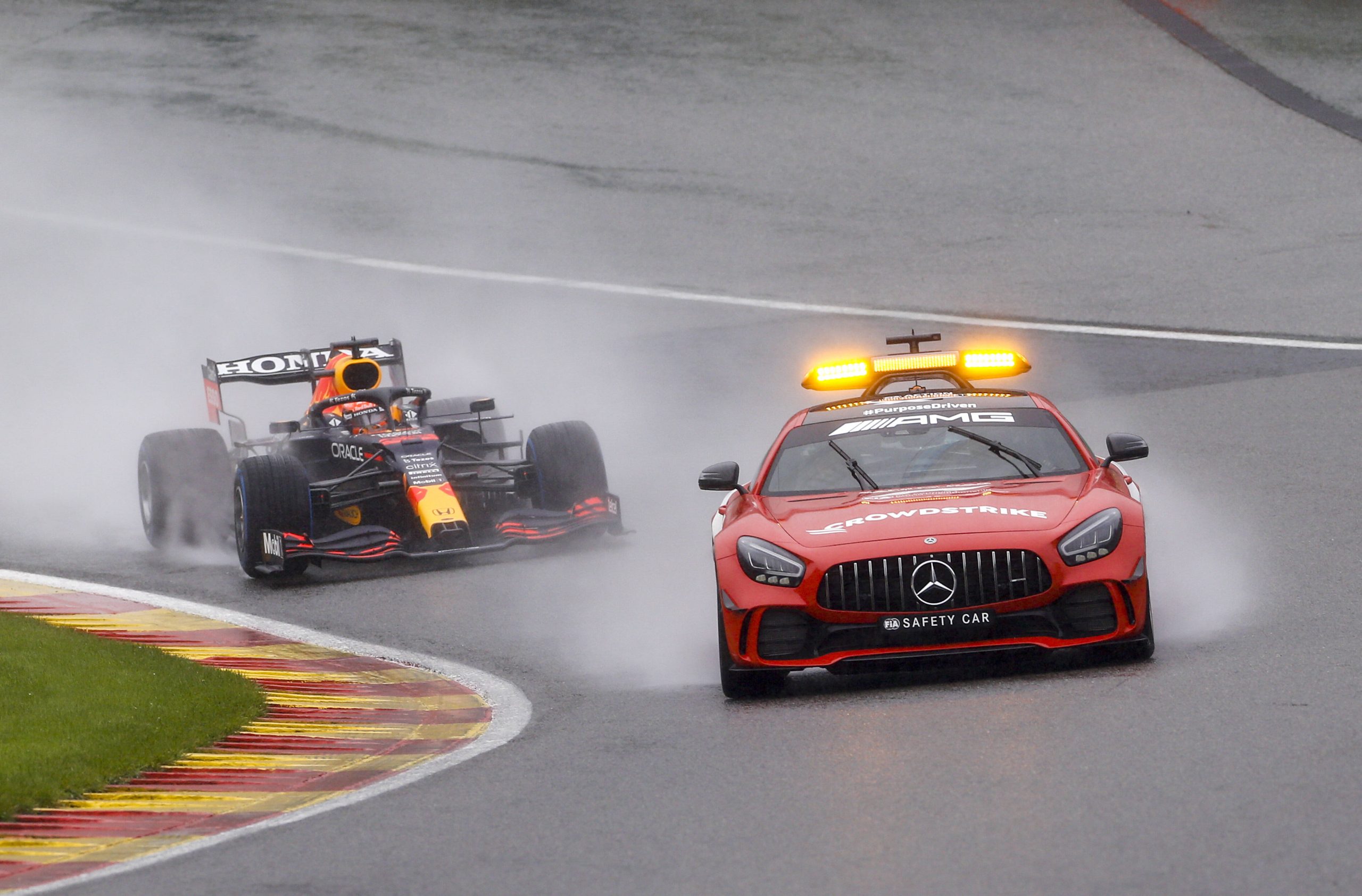 Max Verstappen schleicht hinter dem Safety Car dem Ziel entgegen.
