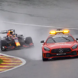 Max Verstappen schleicht hinter dem Safety Car dem Ziel entgegen.