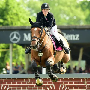 Janne Friederike Meyer-Zimmermann reitet auch ohne Derby in Klein Flottbek.