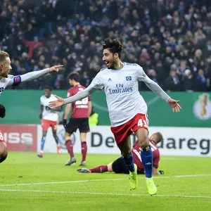 Lewis Holtby (l.) und Berkay Özcan 2019 beim Pokalspiel des HSV gegen Nürnberg