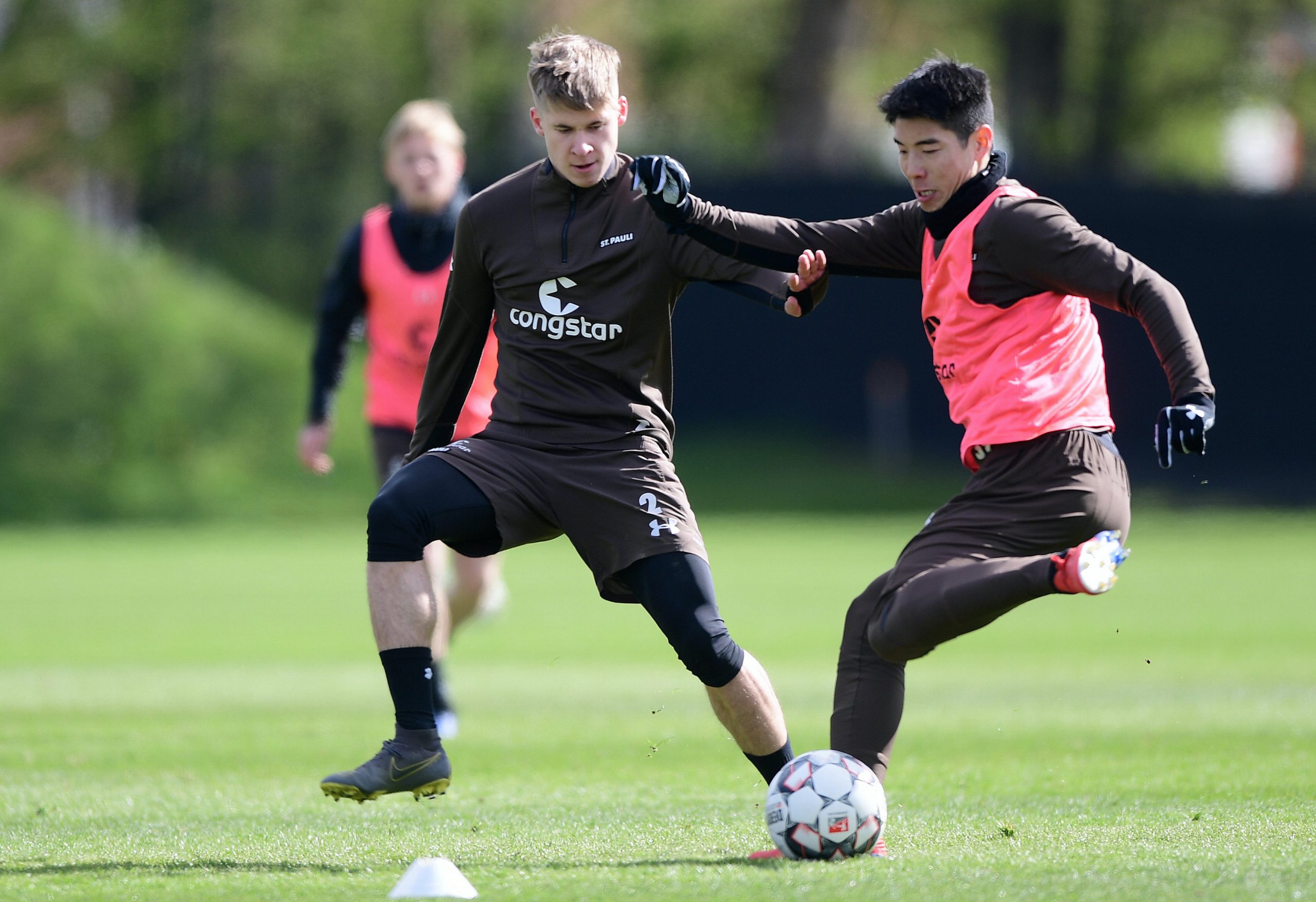 Jakub Bednaczyk (l., 22) und Yi-Young Park (27), hier im Jahr 2019, sollen bei St. Pauli bleiben.