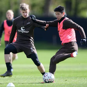 Jakub Bednaczyk (l., 22) und Yi-Young Park (27), hier im Jahr 2019, sollen bei St. Pauli bleiben.