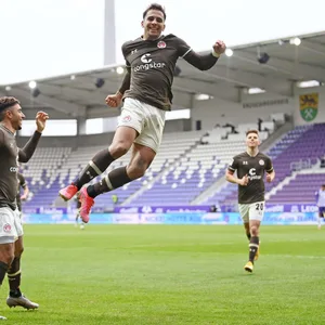 Rodrigo Zalazar bejubelt seinen Treffer für den FC St. Pauli in Aue.