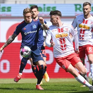 Sonny Kittel (HSV) und Max Besuschkow (Regensburg/M.)