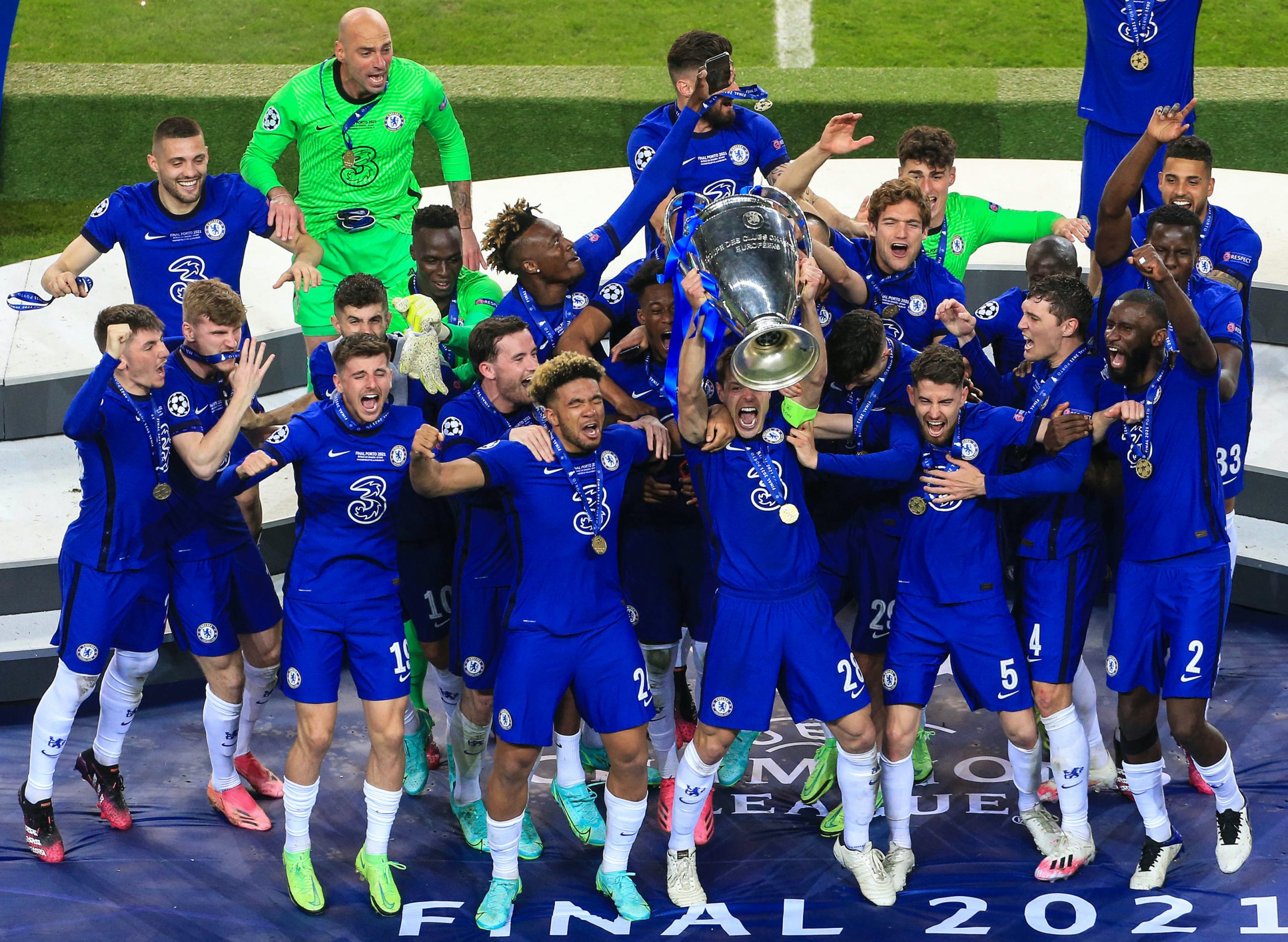 Der amtierende Champions-League-Sieger FC Chelsea bei der Pokalübergabe in Porto