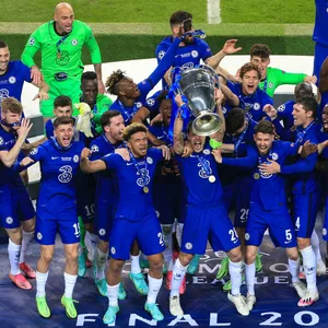 Der amtierende Champions-League-Sieger FC Chelsea bei der Pokalübergabe in Porto