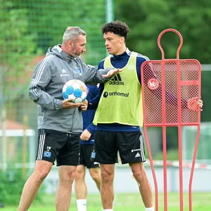 Tim Walter mit Jonas David im Training