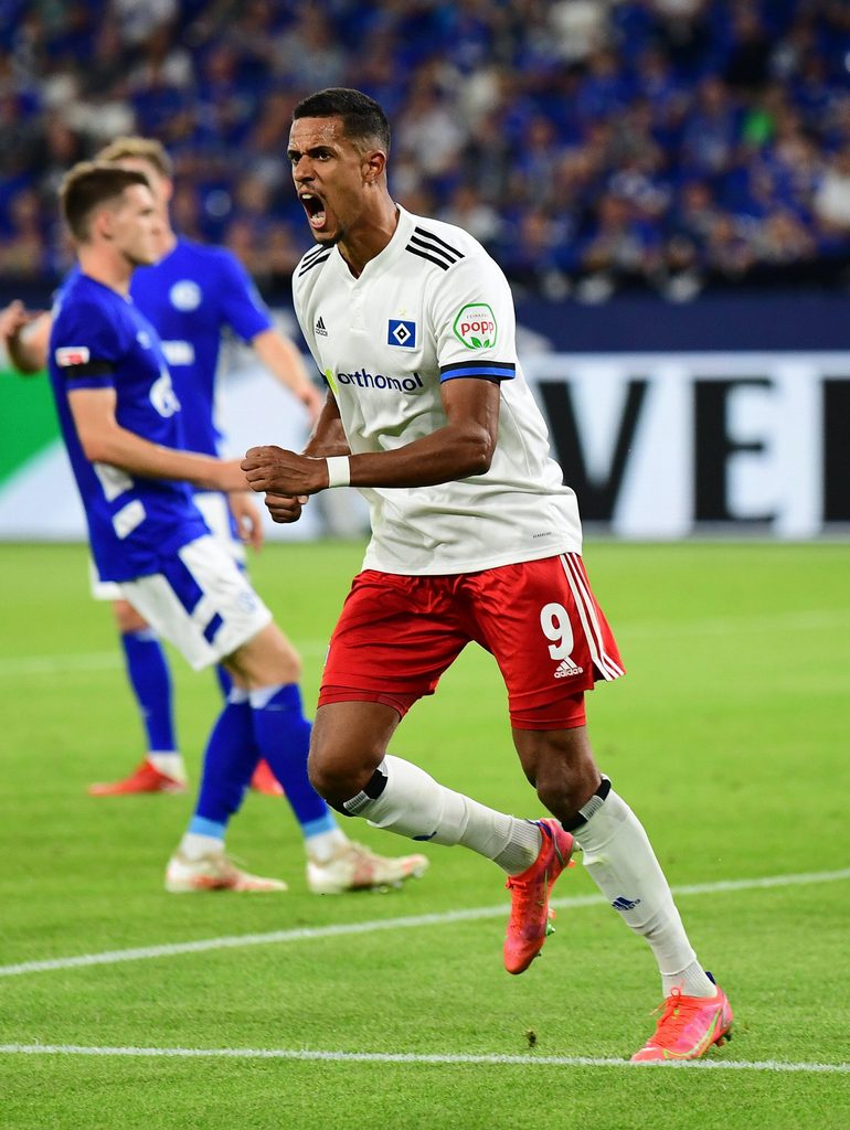 Robert Glatzel bejubelt auf Schalke seine Torpremiere im HSV-Trikot.