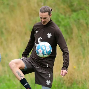 Jackson Irvine beim Training mit Ball