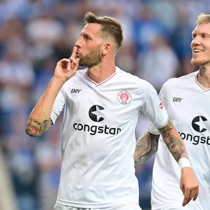 Ruhe, bitte: Guido Burgstaller (l.) bejubelt mit Simon Makienok seinen Treffer zum 3:2 gegen Magdeburg.
