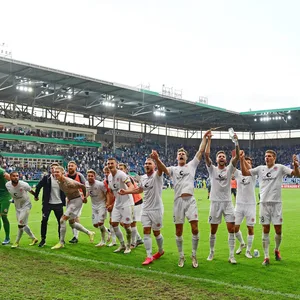 Große Erleichterung: Nach Abpfiff feierten St. Paulis Spieler mit den 751 Gästefans.