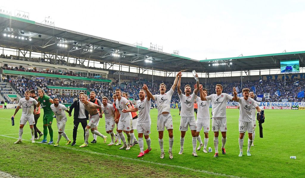 Große Erleichterung: Nach Abpfiff feierten St. Paulis Spieler mit den 751 Gästefans.
