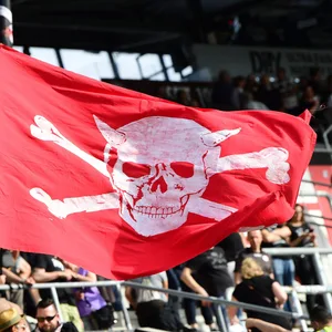 Beim Hamburger Stadtderby befand sich ein mit Covid-19 infizierter Fan am Millerntor.