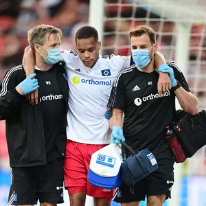 HSV-Profi Jan Gyamerah (Mitte)