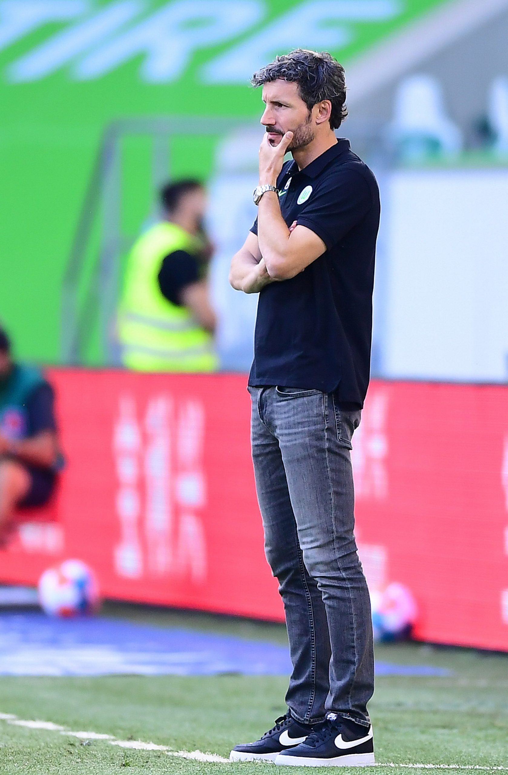 Mark van Bommel hat mit seinem Wechselfehler für Wolfsburgs Pokal-Aus gesorgt.