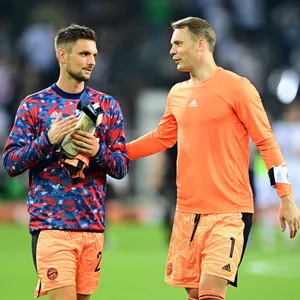 Sven Ulreich (l.) muss seine Bundesligareife als Ersatz für Manuel Neuer (r.) unter Beweis stellen