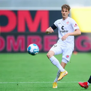 Schritt zurück nach vorn: Christian Viet (l.) soll beim BVB in Liga drei Spielpraxis sammeln und sich weiterentwickeln.