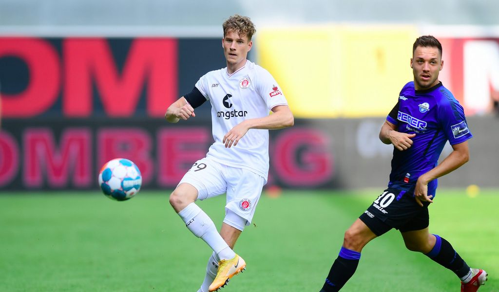 Schritt zurück nach vorn: Christian Viet (l.) soll beim BVB in Liga drei Spielpraxis sammeln und sich weiterentwickeln.