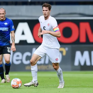 James Lawrence (r.) kam in dieser Saison erst zweimal – und das jeweils als Einwechselspieler – für St. Pauli zum Einsatz.