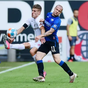 Voller Einsatz: Jakov Medic (l., hier gegen Paderborns Sven Michel) und St. Pauli kommen immer besser mit Rückschlägen zurecht.