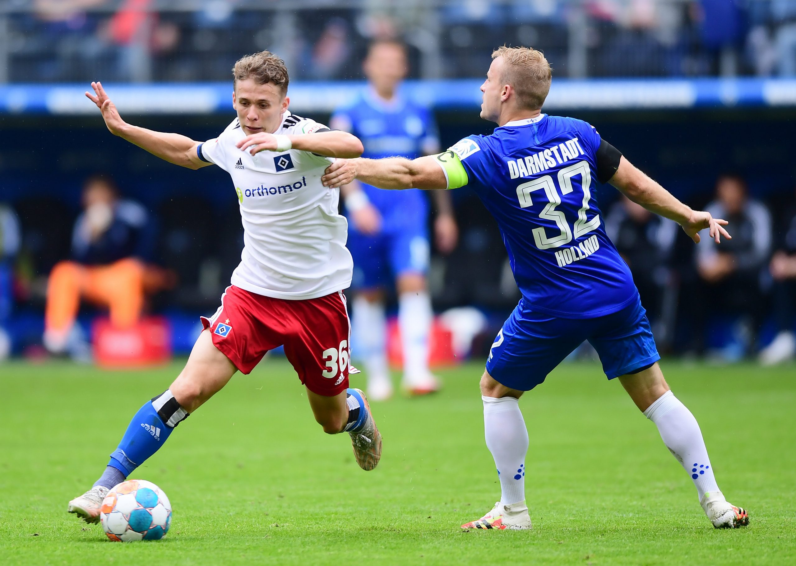 HSV-Talent Anssi Suhonen setzte sich bei seiner Startelf-Premiere nich nur im Duell gegen Darmstadts Fabian Holland durch.