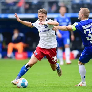 HSV-Talent Anssi Suhonen setzte sich bei seiner Startelf-Premiere nich nur im Duell gegen Darmstadts Fabian Holland durch.