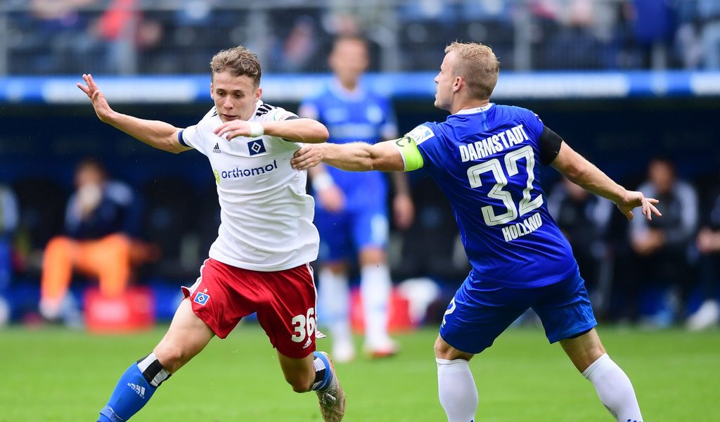 HSV-Talent Anssi Suhonen setzte sich bei seiner Startelf-Premiere nich nur im Duell gegen Darmstadts Fabian Holland durch.