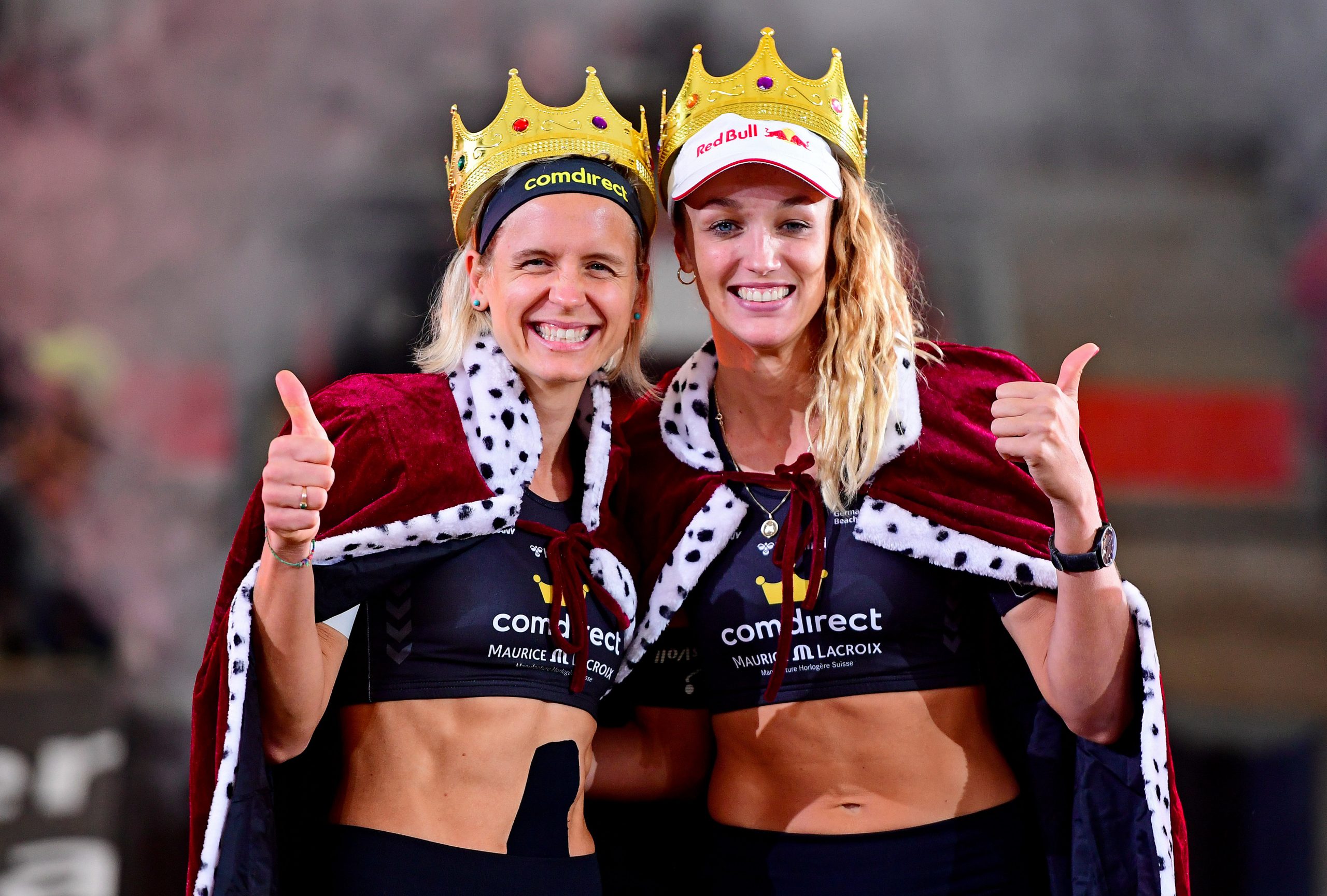 Laura Ludwig (l.) und Anouk Vergé-Dépré jubeln nach ihrem grandiosen Finalerfolg als „Queens of the Court“