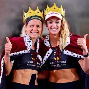 Laura Ludwig (l.) und Anouk Vergé-Dépré jubeln nach ihrem grandiosen Finalerfolg als „Queens of the Court“