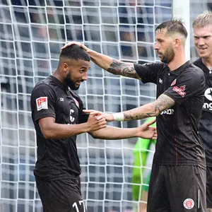 Daniel-Kofi Kyereh, Guido Burgstaller und Simon Makienok jubeln