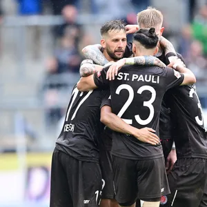 „Mehr Teamplayer geht nicht“, sagt Timo Schultz über Bessermacher Guido Burgstaller (2. v. l.).
